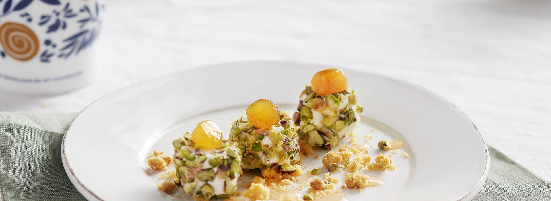 To create a unique meal a lot of ingredients are unnecessary. Try the caprino with Zenzero Fabbri and pistachios