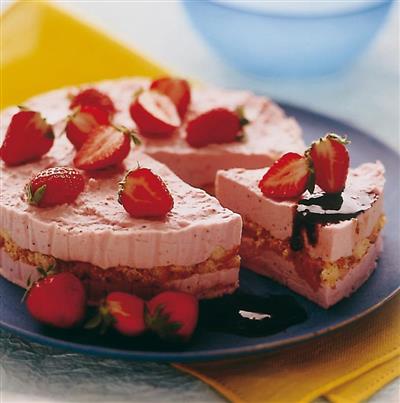 Iced cake with strawberries
